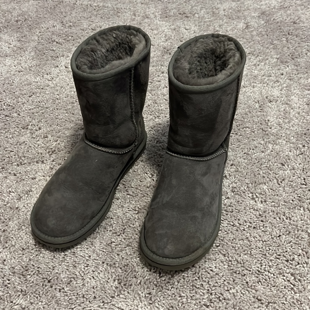 UGG CLASSIC SHORT BOOTS